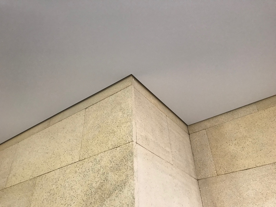 наружный угол теневого потолка